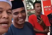 Gubernur Jawa Barat, Dedi Mulyadi (kiri) saat membantu sopir bantuan logistik Pemprov NTB.
