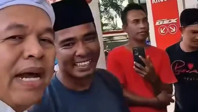 Gubernur Jawa Barat, Dedi Mulyadi (kiri) saat membantu sopir bantuan logistik Pemprov NTB.