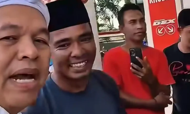 Gubernur Jawa Barat, Dedi Mulyadi (kiri) saat membantu sopir bantuan logistik Pemprov NTB.
