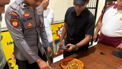 Polisi saat temukan barang diduga sabu di dalam sambal.