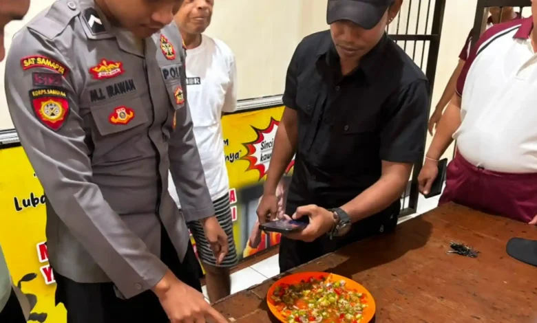 Polisi saat temukan barang diduga sabu di dalam sambal.