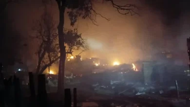 Api saat melalap puluhan Rumah Adat Sade dan beberapa bangunan di lokasi pada Sabtu malam, 22 Agustus 2026.