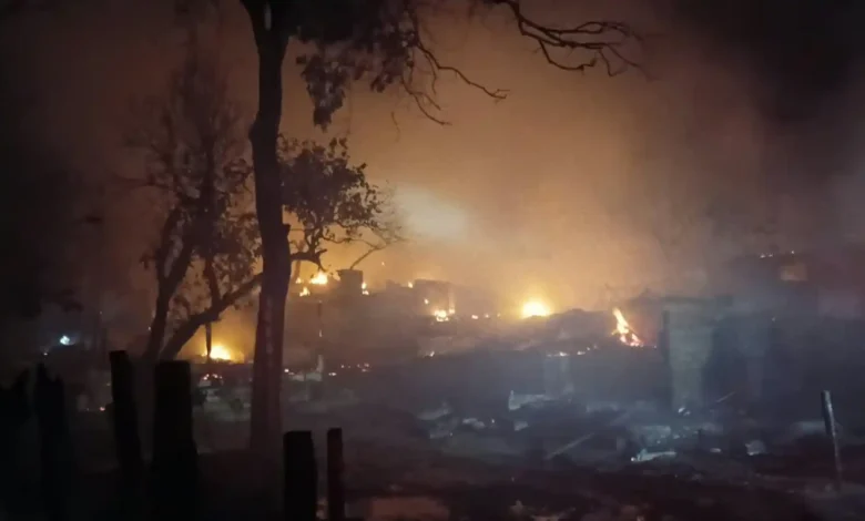 Api saat melalap puluhan Rumah Adat Sade dan beberapa bangunan di lokasi pada Sabtu malam, 22 Agustus 2026.