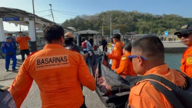 Tim SAR saat mengevakuasi mayat yang ditemukan di sekitar kawasan Pelabuhan Lembar, Selasa, 18 Agustus 2026, sore.