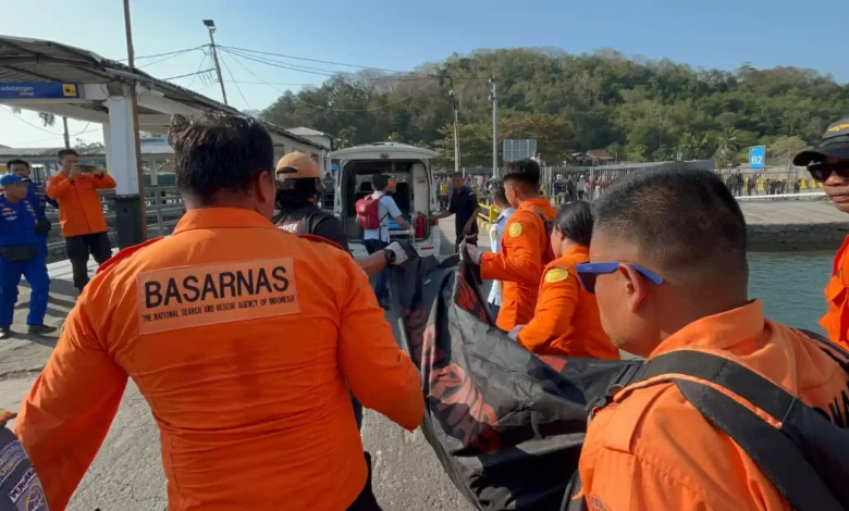 Tim SAR saat mengevakuasi mayat yang ditemukan di sekitar kawasan Pelabuhan Lembar, Selasa, 18 Agustus 2026, sore.