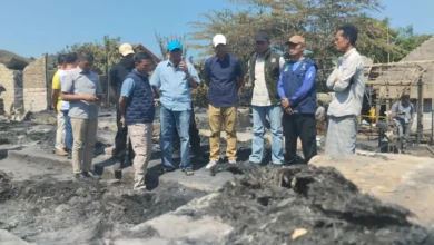 Bupati Lombok Tengah, Lalu Pathul Bahri (kelima dari kanan) saat meninjau langsung kondisi di desa Sade, Minggu, 23 Agustus 2026.