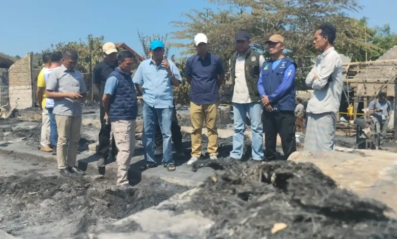 Bupati Lombok Tengah, Lalu Pathul Bahri (kelima dari kanan) saat meninjau langsung kondisi di desa Sade, Minggu, 23 Agustus 2026.