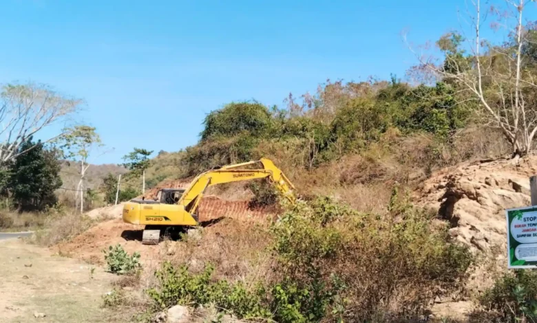Aktivitas Galian C di Tengah Pemukiman Desa Banjar, Kecamatan Taliwang Kabupaten Sumbawa Barat.