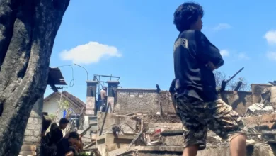 Sejumlah warga Desa Sade melihat kondisi rumah mereka yang rata dengan tanah pascakebakaran, Minggu, 30 Agustus 2026.