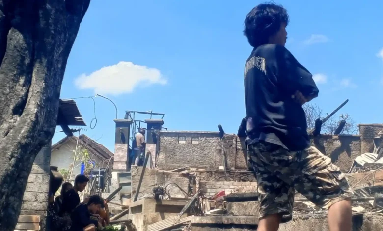 Sejumlah warga Desa Sade melihat kondisi rumah mereka yang rata dengan tanah pascakebakaran, Minggu, 30 Agustus 2026.