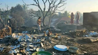 Potret Warga Desa Sade melihat kondisi bangunan dan peralatan rumah usai Insiden Kebakaran yang melanda kawasan tersebut pada Sabtu, 22 Agustus 2026, malam.