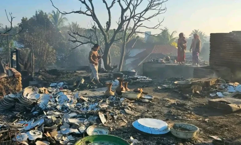 Potret Warga Desa Sade melihat kondisi bangunan dan peralatan rumah usai Insiden Kebakaran yang melanda kawasan tersebut pada Sabtu, 22 Agustus 2026, malam.