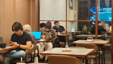 Pengunjung pada sebuah Kafe di daerah Pajang, Kota Mataram.