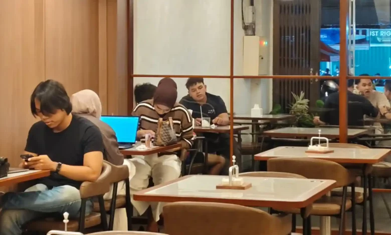 Pengunjung pada sebuah Kafe di daerah Pajang, Kota Mataram.