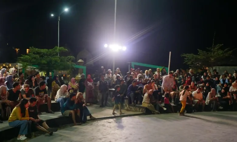 Pengunjung lokal dan mancanegara memadati Amphiteater Pasar Seni Senggigi saat penutupan Festival Senggigi, Sabtu malam, 22 Agustus 2026.