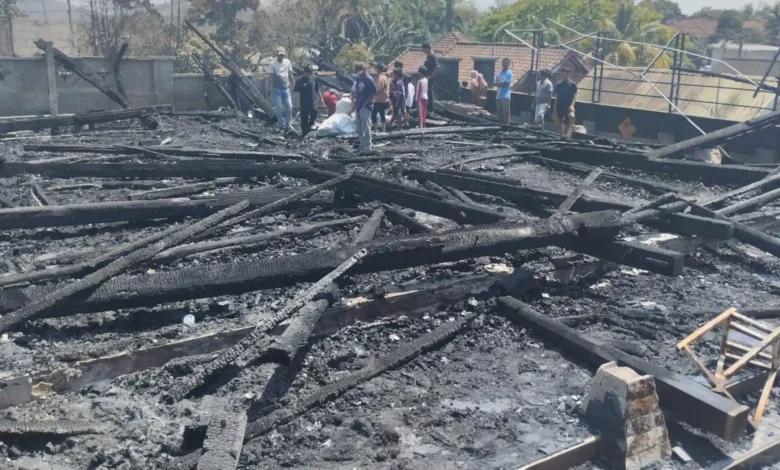 Potret Masjid Nursyahada di Desa Sade yang baru sekitar delapan bulan menjalani renovasi, kini rata dengan tanah setelah kebakaran pada Sabtu malam, 22 Agustus 2026.
