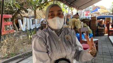 Anggota Komisi V DPRD NTB, Sitti Ari saat diwawancarai NTBSatu di posko darurat kebakaran desa Sade, Minggu, 23 Agustus 2026.