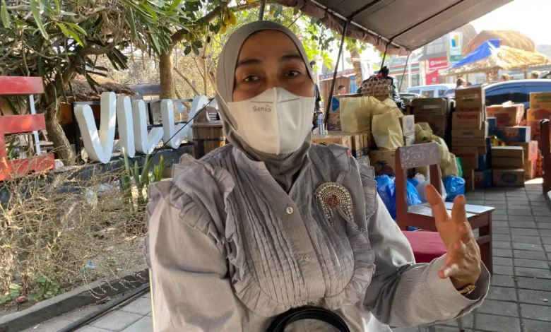 Anggota Komisi V DPRD NTB, Sitti Ari saat diwawancarai NTBSatu di posko darurat kebakaran desa Sade, Minggu, 23 Agustus 2026.
