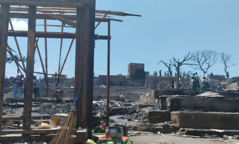 Beberapa kayu bekas bangunan desa adat Sade, Minggu, 23 Agustus 2026.