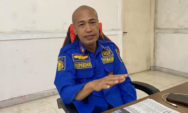 Kepala Damkartan Lombok Tengah, Supardan jelaskan pentingnya APAR di tempat rawan kebakaran.