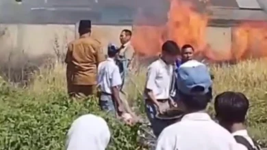 Momen dramatis saat api tiba- tiba membakar ilalang dekat SMAN 1 Kediri, Lombok Barat, Senin, 24 Agustus 2026.
