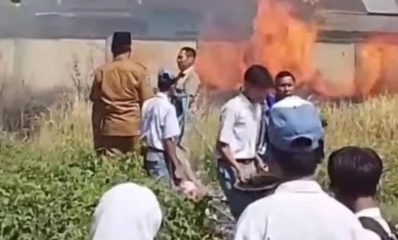Momen dramatis saat api tiba- tiba membakar ilalang dekat SMAN 1 Kediri, Lombok Barat, Senin, 24 Agustus 2026.