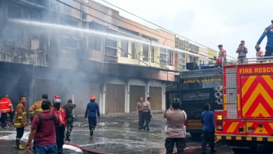 Kebakaran melanda ruko gudang oli Federal di Jalan Koperasi, Lingkungan Pintu Air, Kelurahan Ampenan Tengah, Kecamatan Ampenan, Kota Mataram.