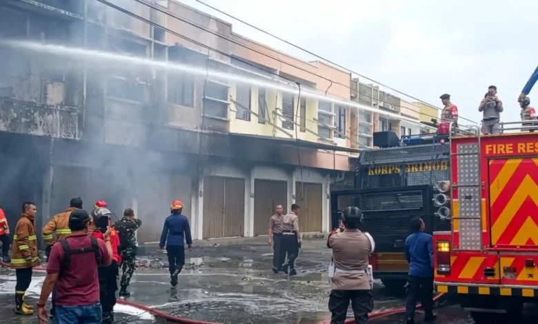 Kebakaran melanda ruko gudang oli Federal di Jalan Koperasi, Lingkungan Pintu Air, Kelurahan Ampenan Tengah, Kecamatan Ampenan, Kota Mataram.