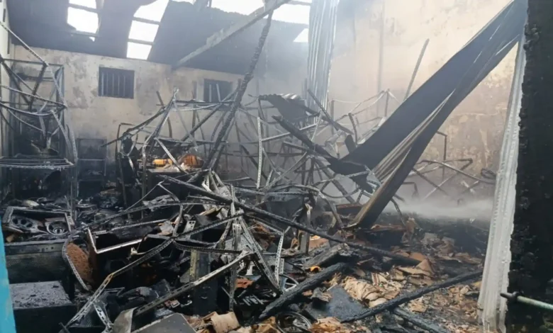 Kebakaran melanda gudang Toko Rocket Music, Jalan Hasanudin, kawasan Pasar Sindu, Cakranegara Barat, Kecamatan Cakranegara, Kota Mataram, Selasa, 25 Agustus 2026, siang.