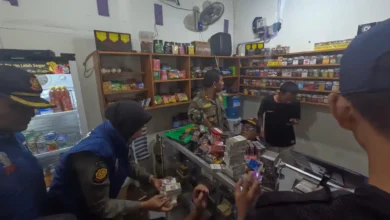 Momen petugas menindak kios yang menjual rokok ilegal di Gunungsari, Senin malam, 24 Agustus 2026.