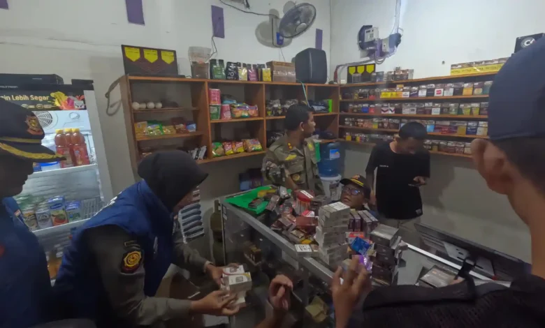 Momen petugas menindak kios yang menjual rokok ilegal di Gunungsari, Senin malam, 24 Agustus 2026.