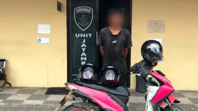 Terduga Pelaku Pencurian Helm di Parkiran RSUD NTB yang diamankan Satreskrim Polresta Mataram pada Rabu malam, 5 Agustus 2026.