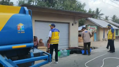 Tim Reaksi Cepat BPBD Lobar bersama Tim BPBPK PU Pemprov NTB saat menyalurkan air bersih ke Desa Bukit Tinggi beberapa waktu yang lalu, September 2026.