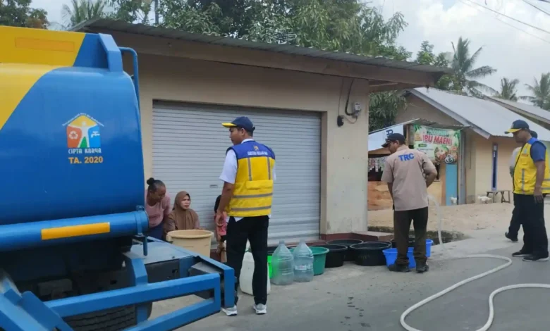 Tim Reaksi Cepat BPBD Lobar bersama Tim BPBPK PU Pemprov NTB saat menyalurkan air bersih ke Desa Bukit Tinggi beberapa waktu yang lalu, September 2026.