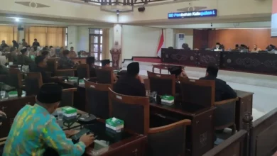 Suasana rapat paripurna DPRD Lobar untuk menyepakati APBD Perubahan 2026 yang dihadiri lebih dari 30 anggota dewan dan sejumlah kepala OPD, Selasa, 29 September 2026.