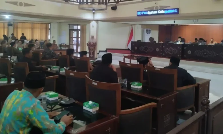 Suasana rapat paripurna DPRD Lobar untuk menyepakati APBD Perubahan 2026 yang dihadiri lebih dari 30 anggota dewan dan sejumlah kepala OPD, Selasa, 29 September 2026.