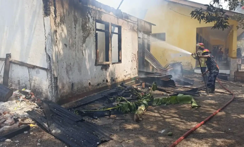 Petugas Damkarmat Lobar saat memadamkan api di bangunan gudang SDN 2 Jembatan Kembar, Selasa, 29 September 2026.