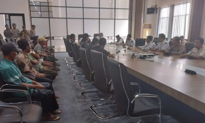 Petani RT 09 Labuapi Selatan saat melakukan hearing dengan Pemerintah Kabupaten Lobar, Rabu, 30 September 2026.