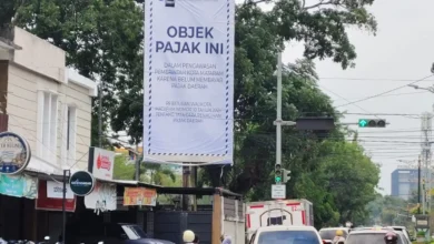 BKD menyegel objek pajak di perempatan Bank Indonesia NTB, perusahaan advertising tersebut belum membayar pajak reklame.