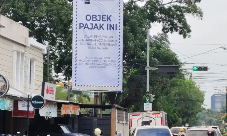 BKD menyegel objek pajak di perempatan Bank Indonesia NTB, perusahaan advertising tersebut belum membayar pajak reklame.