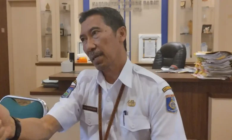 Kepala Dinas Pendidikan dan Kebudayaan Lombok Barat, Lalu Najamuddin saat diwawancarai di kantornya, Rabu, 30 September 2026.