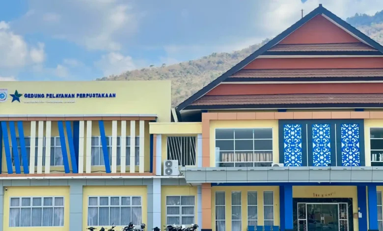 Gedung Pelayanan Perpustakaan Daerah Kabupaten Sumbawa Barat yang berlokasi di Kuang, Kecamatan Taliwang, Sumbawa Barat.