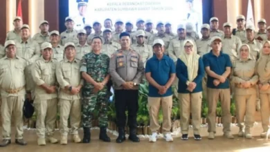 Bupati Sumbawa Barat H. Amar Nurmansyah (keenam dari kiri) dan Wakil Bupati Hj. Hanipah (keempat dari kanan) foto bersama unsur Forkopimda serta jajaran pimpinan OPD usai penutupan Retreat Kepemimpinan Perangkat Daerah KSB di Aula Paserang, Graha Praja KSB, Sabtu, 19 September 2026.