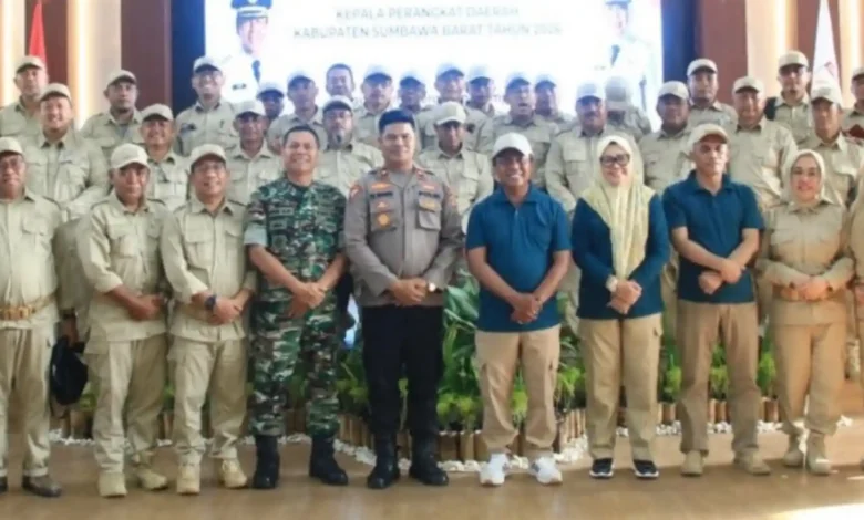 Bupati Sumbawa Barat H. Amar Nurmansyah (keenam dari kiri) dan Wakil Bupati Hj. Hanipah (keempat dari kanan) foto bersama unsur Forkopimda serta jajaran pimpinan OPD usai penutupan Retreat Kepemimpinan Perangkat Daerah KSB di Aula Paserang, Graha Praja KSB, Sabtu, 19 September 2026.