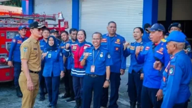 Wali Kota Mataram, Mohan Roliskana (baju coklat), melakukan kunjungan kerja ke Kantor Dinas Damkarmat Kota Mataram yang berlokasi di Jalan Bung Hatta No. 2, Cakranegara pada April lalu.