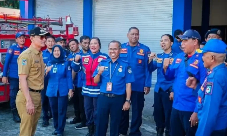 Wali Kota Mataram, Mohan Roliskana (baju coklat), melakukan kunjungan kerja ke Kantor Dinas Damkarmat Kota Mataram yang berlokasi di Jalan Bung Hatta No. 2, Cakranegara pada April lalu.