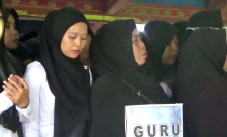 Momen Guru PPPK Paruh Waktu Lombok Barat saat dilantik oleh Pemerintah Kabupaten Lombok Barat, Januari 2026.
