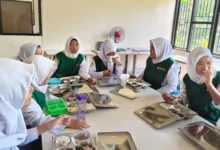 Siswa SMKN 1 Mataram sedang menyantap sajian MBG.