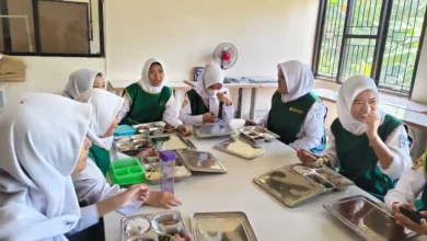 Siswa SMKN 1 Mataram sedang menyantap sajian MBG.