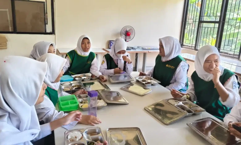 Siswa SMKN 1 Mataram sedang menyantap sajian MBG.